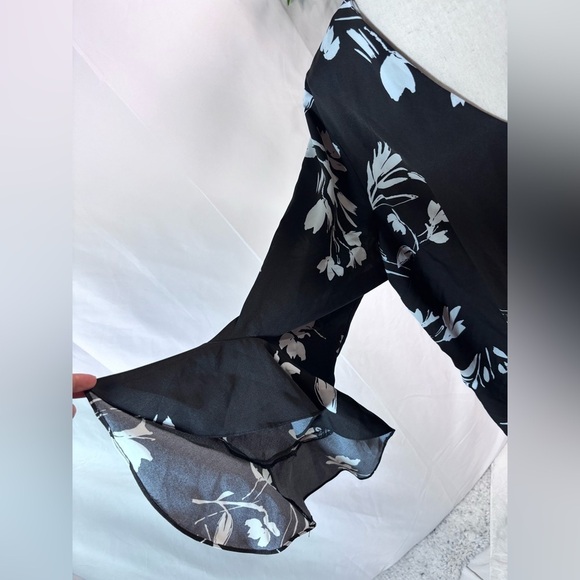 Vince Camuto Black and White Floral Blouse 🖤🖤 - Picture 10 of 14